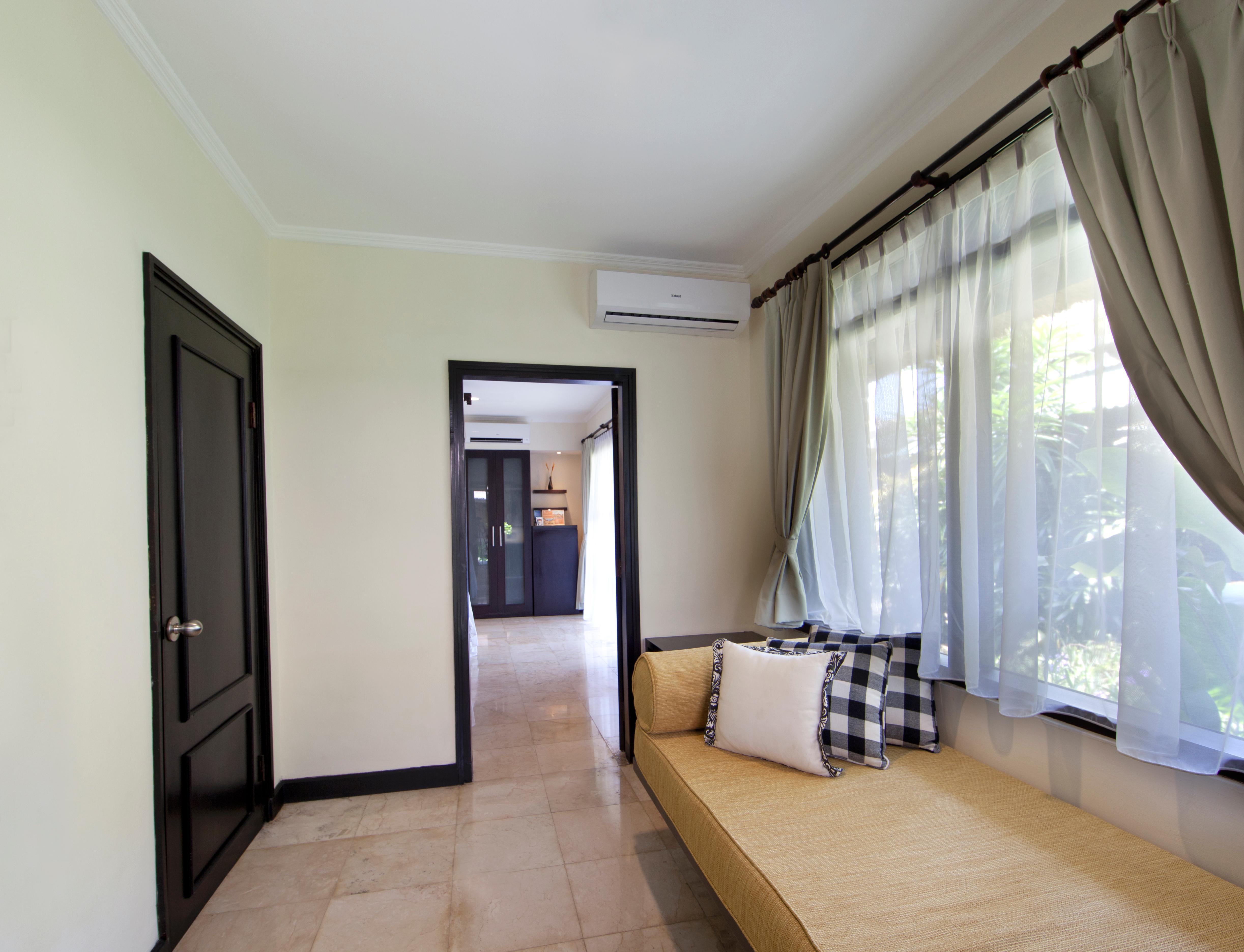 Legian Beach Hotel Exterior photo